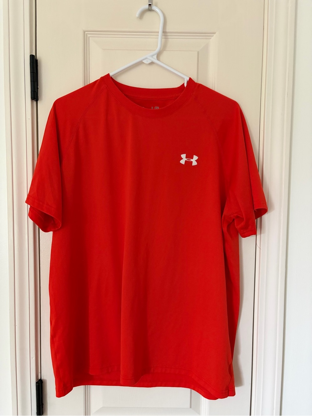 Under Armour Men’s orange Short Sleeve Performance Tee with White Logo loose fit